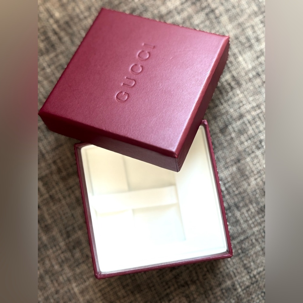 Brand New!GUCCI newest edition luxurious jewelry gift box small with ribbon